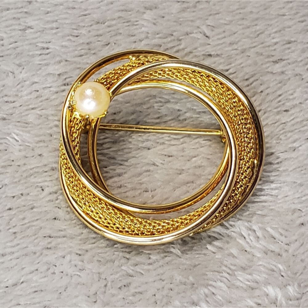 Retro Gold Mesh Wreath and Pearl Brooch
